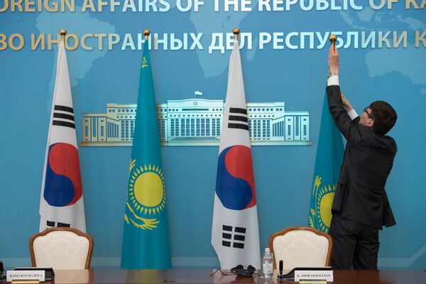Сотрудник МИД перед встречей глав внешнеполитических ведомств Казахстана и Кореи - Sputnik Казахстан