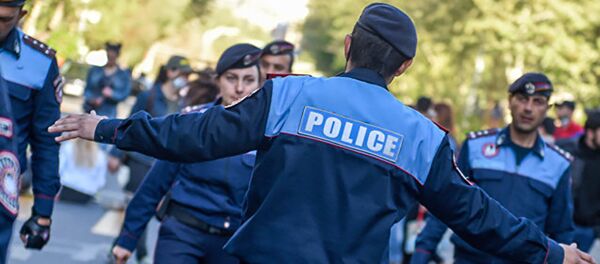 Полиция Армении на улицах Еревана Полиция Армении на улицах Еревана - Sputnik Казахстан