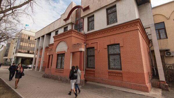 Здание Казком банка. Ранее здесь находилась школа для мусульманской молодежи - Sputnik Казахстан