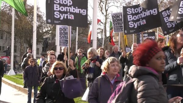В Великобритании и США прошли протесты против ударов по Сирии - Sputnik Казахстан