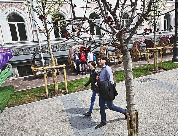 Впервые в Алматы на реконструированной улице Панфилова зацвели  декоративные яблони и сирень - Sputnik Казахстан