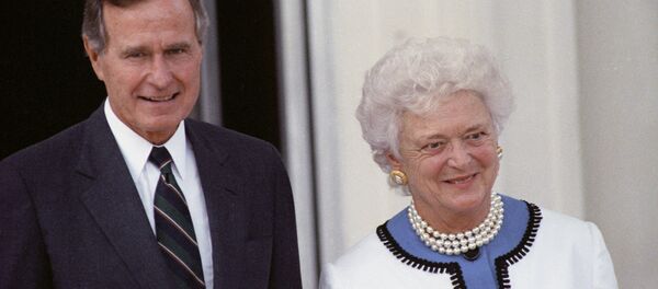 Президент США Джордж Буш с супругой Барбарой - Sputnik Казахстан