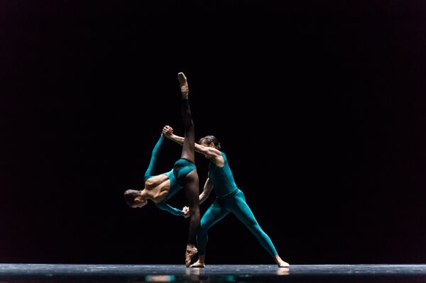 Шедевр Уильяма Форсайта спектакль In the Middle, Somewhat Elevated Шедевр Уильяма Форсайта спектакль In the Middle, Somewhat Elevated - Sputnik Казахстан