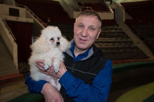 Руководитель номера Клоунада с дрессированными собачками Азилбек Болатов - Sputnik Казахстан