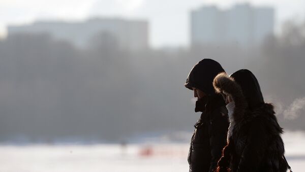 Мужчина с женщиной идут по улице, архивное фото - Sputnik Казахстан