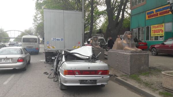 Lada столкнулась с грузовиком Man в Алматы - Sputnik Казахстан