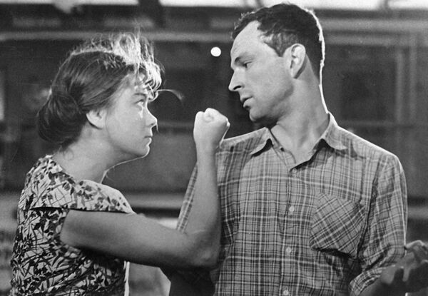 Актеры Нина Дорошина и Игорь Васильев в художественном фильме Строится мост Актеры Нина Дорошина и Игорь Васильев в художественном фильме Строится мост - Sputnik Казахстан