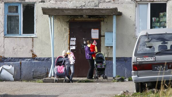 Женщина с детьми стоит у жилого дома, архивное фото - Sputnik Қазақстан