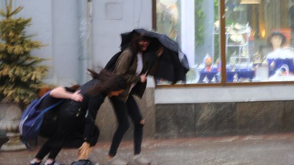 Пешеходы на улице в Москве во время сильного дождя - Sputnik Қазақстан
