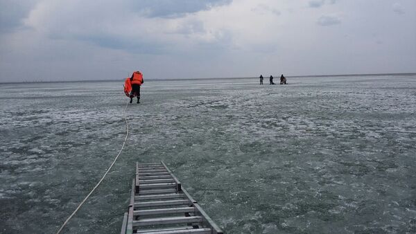 Спасение рыбаков со льдины - Sputnik Казахстан