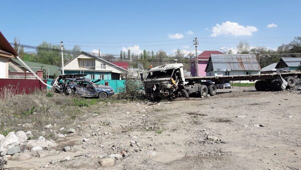 У грузовика отказали тормоза: он снес заборы, столбы и врезался в автомобиль Mazda - Sputnik Казахстан