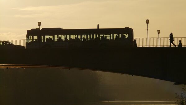 Автобус на мосту, иллюстративное фото - Sputnik Қазақстан