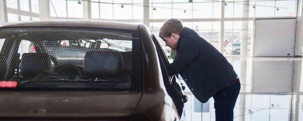 Покупатель осматривает Lifan Solano в автосалоне, архивное фото Покупатель осматривает Lifan Solano в автосалоне, архивное фото - Sputnik Казахстан