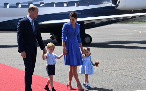 Принц Уильям и герцогиня Кейт Миддлтон вместе с детьми Джорджем и Шарлоттой - Sputnik Казахстан
