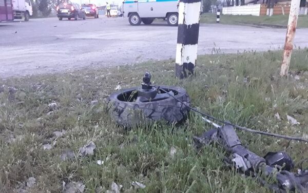 Мопед разорвало на части после столкновения с Тойота Авенсис на Илийском тракте - Sputnik Казахстан