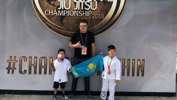 Четырехлетний призер чемпионата мира по джиу-джитсу Альнур (слева), его отец Айбат и его старший брат Алдияр Аубакировы - Sputnik Казахстан
