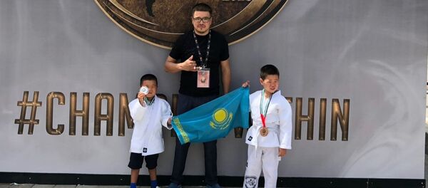 Четырехлетний призер чемпионата мира по джиу-джитсу Альнур (слева), его отец Айбат и его старший брат Алдияр Аубакировы - Sputnik Казахстан