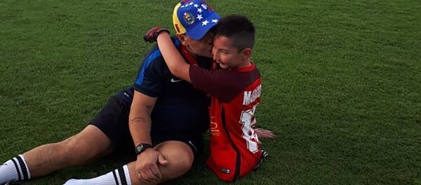 Али Турганбеков встретился с легендарным Диего Марадоной Али Турганбеков встретился с легендарным Диего Марадоной - Sputnik Казахстан