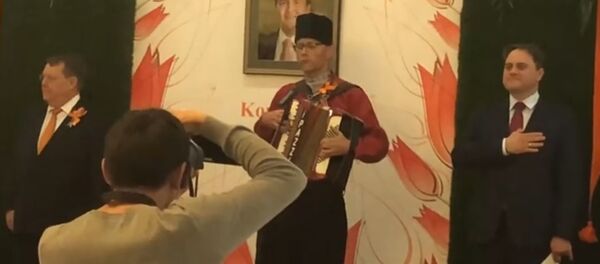 Глава диппредставительства Нидерландов в Казахстане Дирк Ян Коп исполнил гимн Казахстана, аккомпанируя себе на баяне, во время официального приема у себя в посольстве Глава диппредставительства Нидерландов в Казахстане Дирк Ян Коп исполнил гимн Казахстана, аккомпанируя себе на баяне, во время официального приема у себя в посольстве - Sputnik Казахстан