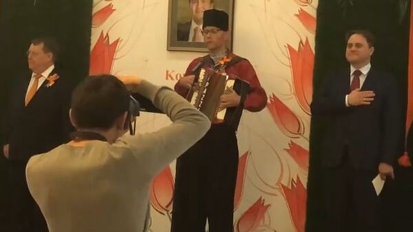 Глава диппредставительства Нидерландов в Казахстане Дирк Ян Коп исполнил гимн Казахстана, аккомпанируя себе на баяне, во время официального приема у себя в посольстве - Sputnik Казахстан