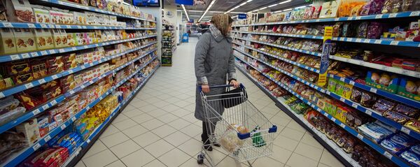Покупательница в супермаркете, архивное фото - Sputnik Казахстан