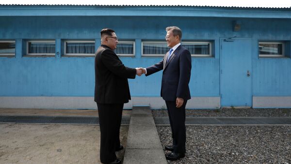 Лидер КНДР Ким Чен Ын и президент Южной Кореи Мун Чжэ Ин - Sputnik Казахстан