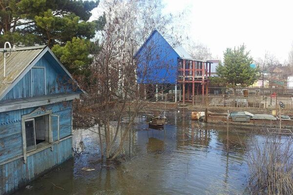 Дачные участки подтоплены паводковыми водами в Петропавловске - Sputnik Казахстан