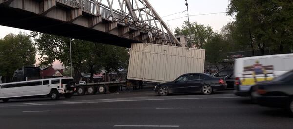 Контейнер упал с фуры на автомобиль - Sputnik Казахстан