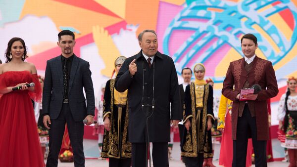 Глава РК Нурсултан Назарбаев на праздновании Дня единства народа Казахстана в Астане - Sputnik Казахстан