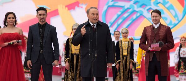 Глава РК Нурсултан Назарбаев на праздновании Дня единства народа Казахстана в Астане Глава РК Нурсултан Назарбаев на праздновании Дня единства народа Казахстана в Астане - Sputnik Казахстан