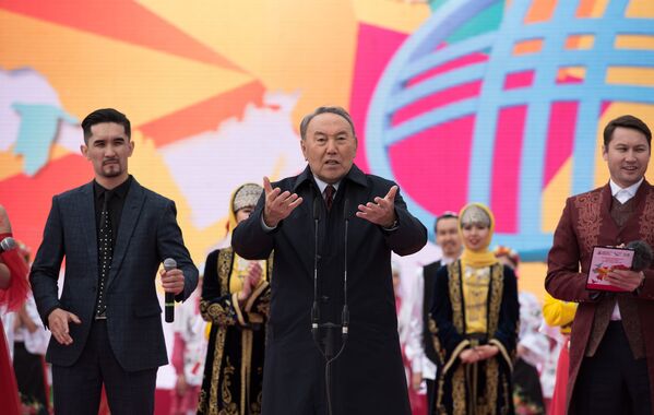 Глава РК Нурсултан Назарбаев на праздновании Дня единства народа Казахстана в Астане - Sputnik Казахстан