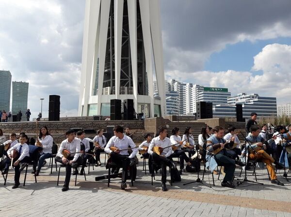 Масштабный домбра-флешмоб Музыка великой степи прошел в столице в День единства народа Казахстана Масштабный домбра-флешмоб Музыка великой степи прошел в столице в День единства народа Казахстана - Sputnik Казахстан