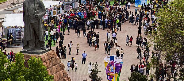 Ол жол бойы дилдоға отырды Ол жол бойы дилдоға отырды