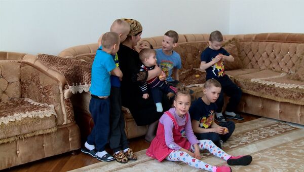 Верная клятве дагестанка стала мамой для восьмерых детей-сирот с ОВЗ - Sputnik Казахстан