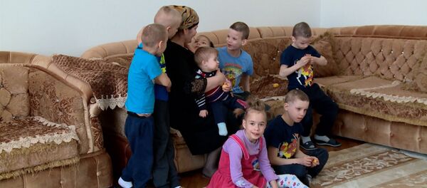 Верная клятве дагестанка стала мамой для восьмерых детей-сирот с ОВЗ Верная клятве дагестанка стала мамой для восьмерых детей-сирот с ОВЗ - Sputnik Казахстан