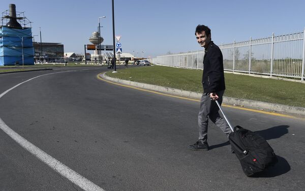Один из пассажиров идет сотни метров пешком до аэропорта из-за заблокированного пути в аэровокзал - Sputnik Казахстан