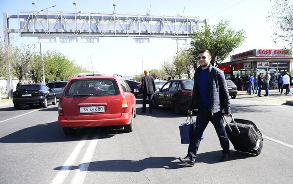 Пассажиры идут сотни метров пешком до аэропорта Звартноц - Sputnik Казахстан