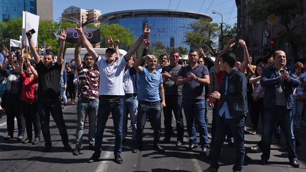 Сторонники лидера оппозиции в Армении Никола Пашиняна перекрывают одну из улиц Еревана - Sputnik Казахстан