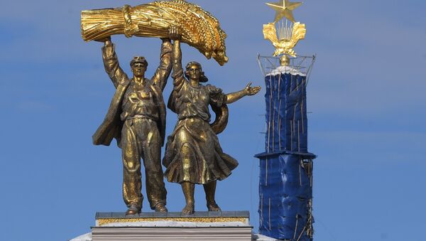 Скульптура Тракторист и колхозница на арке Главного входа ВДНХ, архивное фото - Sputnik Казахстан