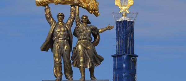 Скульптура Тракторист и колхозница на арке Главного входа ВДНХ, архивное фото Скульптура Тракторист и колхозница на арке Главного входа ВДНХ, архивное фото - Sputnik Казахстан