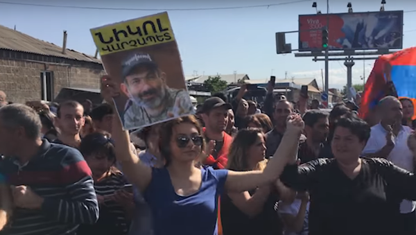 Что делают демонстранты на заблокированных улицах Еревана - Sputnik Казахстан