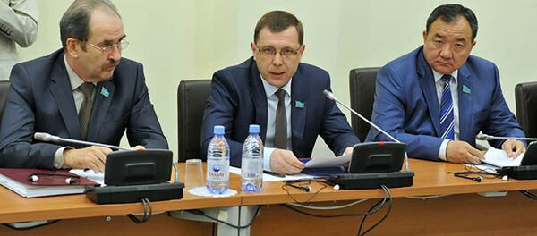 Депутат мажилиса Сергей Симонов (в центре) Депутат мажилиса Сергей Симонов (в центре) - Sputnik Казахстан