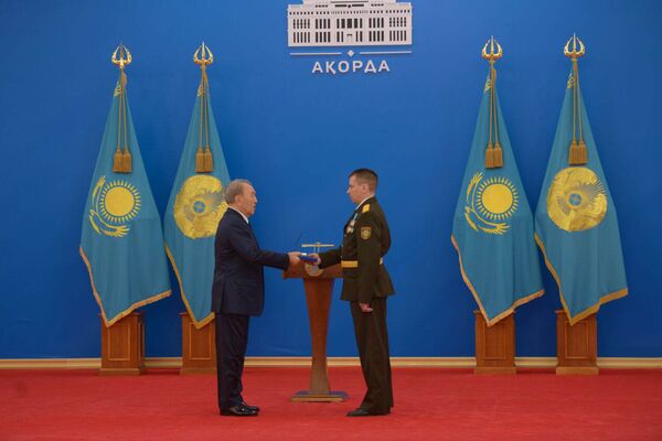 Президент Казахстана Нурсултан Назарбаев вручил медаль Ерлігі үшін (За отвагу)  пожарному из Караганды Виталию Калмыкову - Sputnik Казахстан