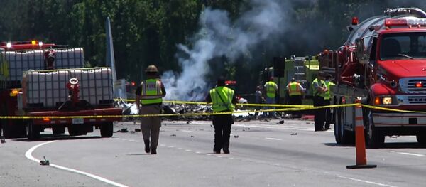 АҚШ-та әскери ұшақ көліктер жүріп жатқан жол үстіне құлады - видео - Sputnik Қазақстан