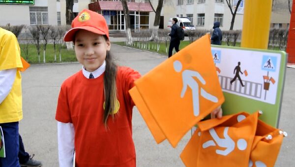 В Астане пешеходов вооружили светоотражающими флажками - Sputnik Казахстан