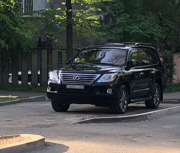 Водители двух внедорожников, припарковавшие свои авто как попало, оштрафованы - Sputnik Казахстан