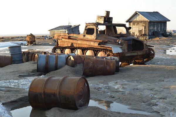 Горы мусора, металла, топливных баков, сломанной техники, бытовых и технических отходов, оставшиеся на острове - Sputnik Казахстан