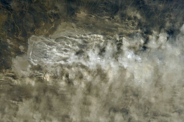 Снимок пыльной бури в Казахстане, сделанный российским космонавтом Антоном Шкаплеровым с борта МКС - Sputnik Казахстан