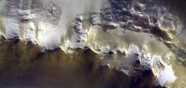 Первые полноцветные фотографии поверхности Марса, сделанные камерой CaSSIS - Sputnik Казахстан