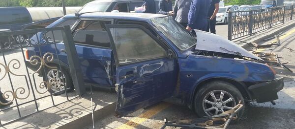 ТҚКС жұмысшылары қымбат көлікті айдап әкетіп, жол апатына ұшырады ТҚКС жұмысшылары қымбат көлікті айдап әкетіп, жол апатына ұшырады - Sputnik Қазақстан